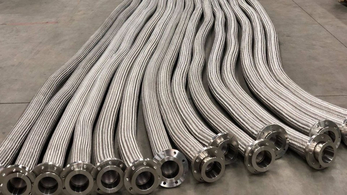 Flexibilis fémtömlők felhasználása egy gyárban.